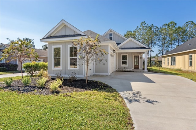 view of front facade with a front yard