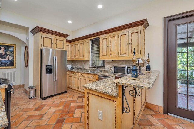 265 Harbor Pointe Dr, Brunswick, GA 31523 - kitchen with stainless steel appliances, baseboards, a peninsula, backsplash, and a sink