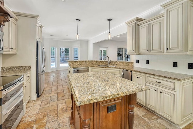 kitchen with decorative light fixtures, kitchen peninsula, stainless steel appliances, and cream cabinets