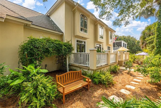 407 Butler Ave, Saint Simons Island, GA 31522 - back of property with stucco siding, a shingled roof, and a deck