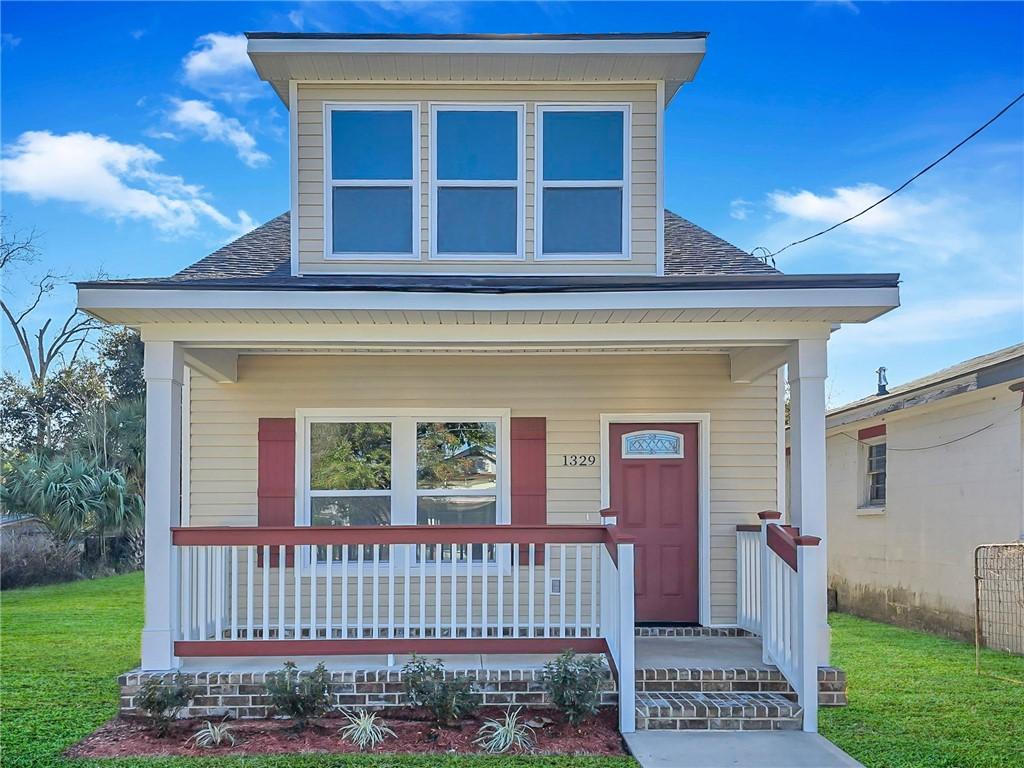 view of front of home featuring a porch and a front yard