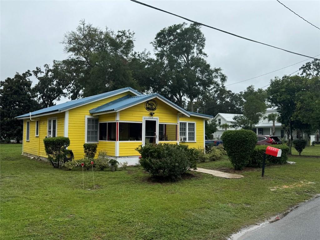 view of front facade featuring a front yard