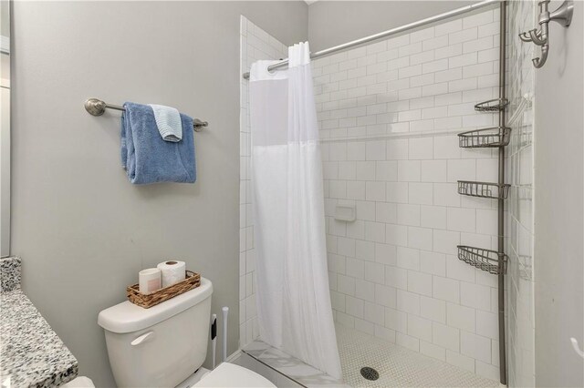 bathroom featuring curtained shower and toilet