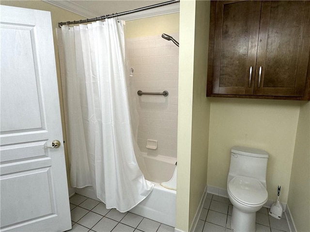 full bath featuring baseboards, shower / bath combo with shower curtain, toilet, and tile patterned floors