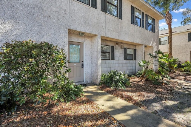 view of exterior entry with stucco siding