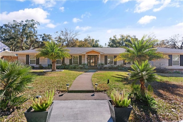 single story home with a front lawn