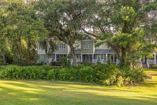 view of front facade featuring a front yard