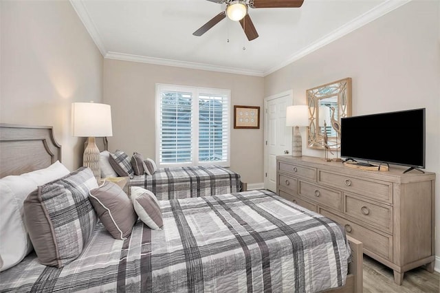 bedroom featuring crown molding, light hardwood / wood-style floors, and ceiling fan