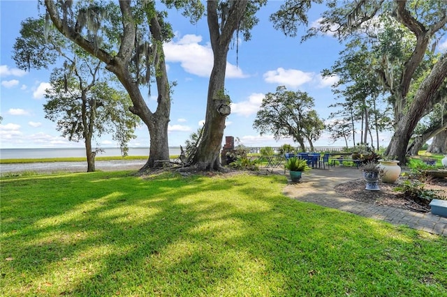 view of yard featuring a water view