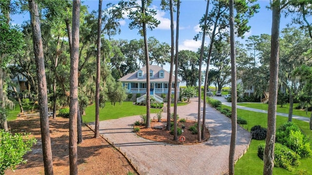 view of property's community featuring a lawn