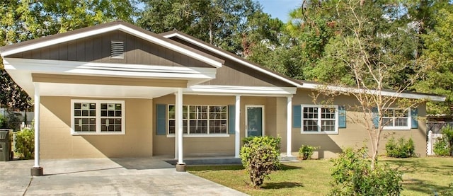 view of front of home with a front lawn and a carport