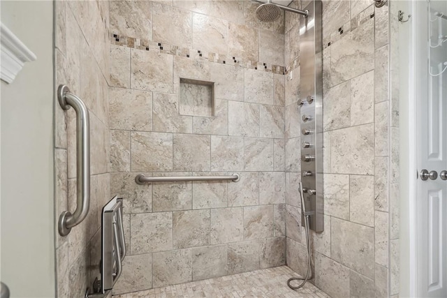 bathroom featuring a tile shower