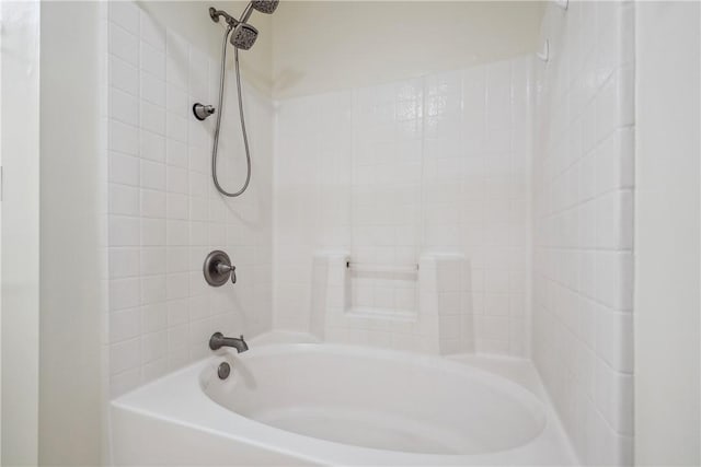 bathroom with tiled shower / bath combo