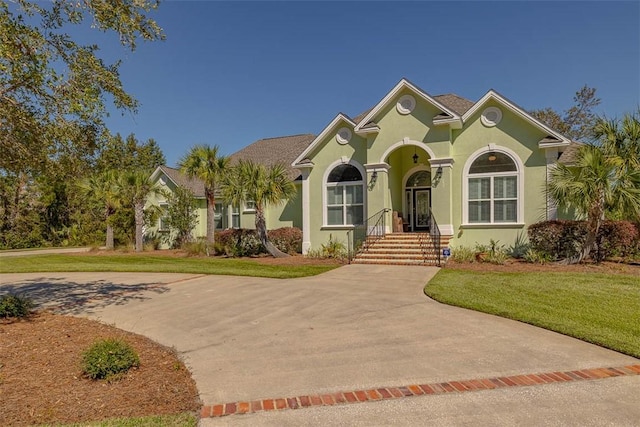 view of front of house featuring a front yard