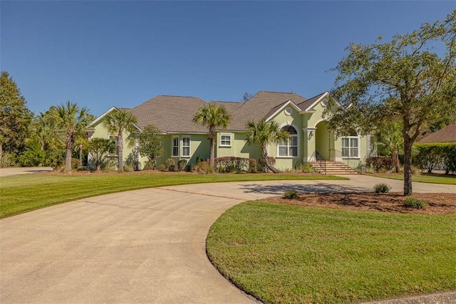 view of front facade with a front lawn