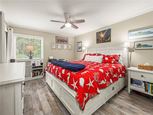 1524 Wood Ave Unit 106, Saint Simons Island, GA 31522 - bedroom with ornamental molding, light wood-style flooring, and a ceiling fan