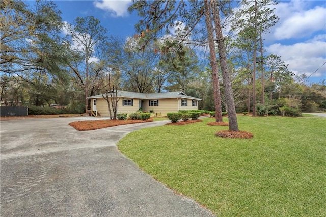 view of front facade featuring a front lawn and driveway