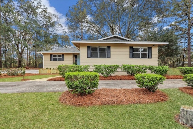 view of front of property with a front yard