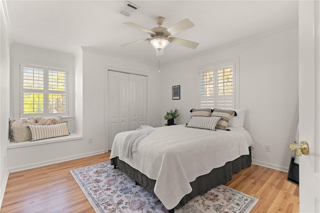 142 Montrose, Saint Simons Island, GA 31522 - bedroom with a closet, light wood-style floors, crown molding, a ceiling fan, and baseboards