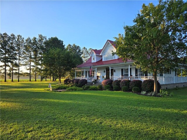 country-style home featuring a porch and a front yard