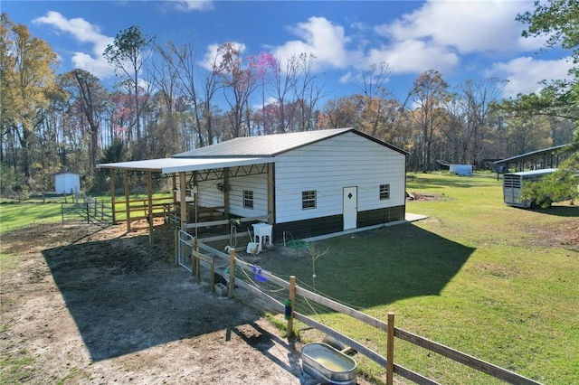 view of outdoor structure with an exterior structure, an outbuilding, and driveway