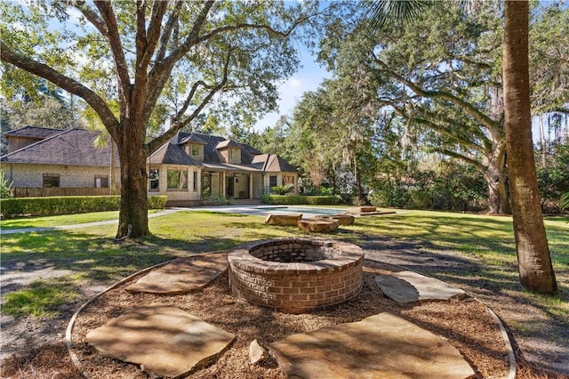 view of yard featuring an outdoor fire pit