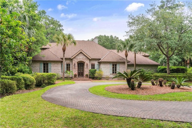 view of front of home featuring a front lawn