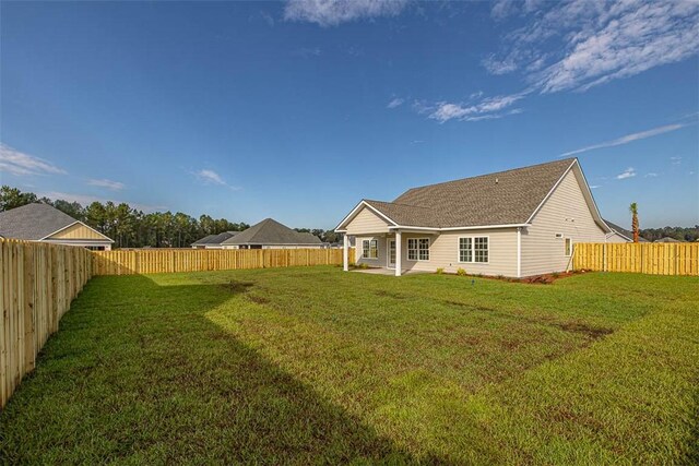 back of house featuring a lawn