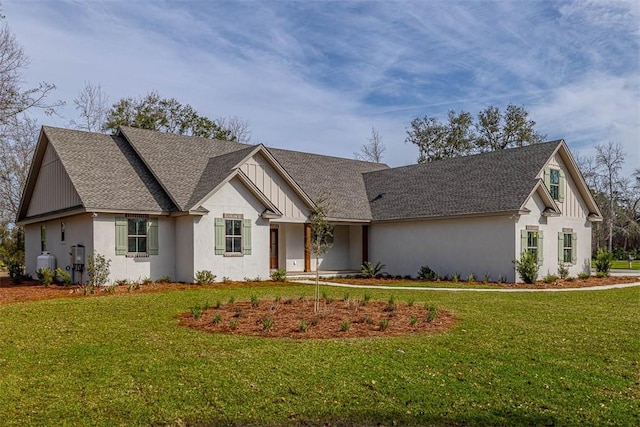 view of front of property featuring a front yard