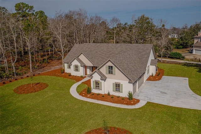 view of front facade featuring a front yard