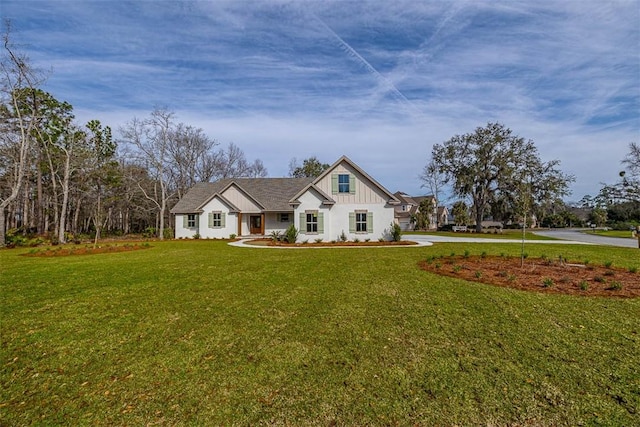 view of front facade with a front yard