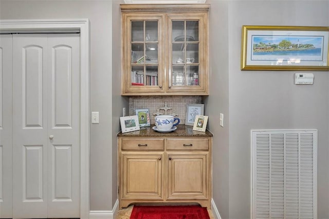 122 Country Club Dr, Saint Simons Island, GA 31522 - bar with backsplash and dark stone countertops