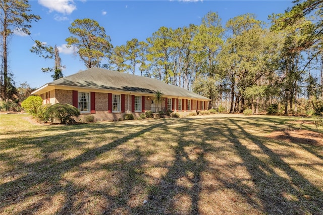 ranch-style house featuring a front lawn and brick siding