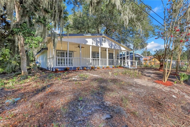 view of front facade with covered porch and ceiling fan