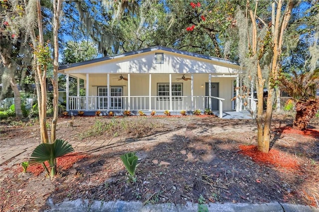 view of front facade featuring ceiling fan and covered porch