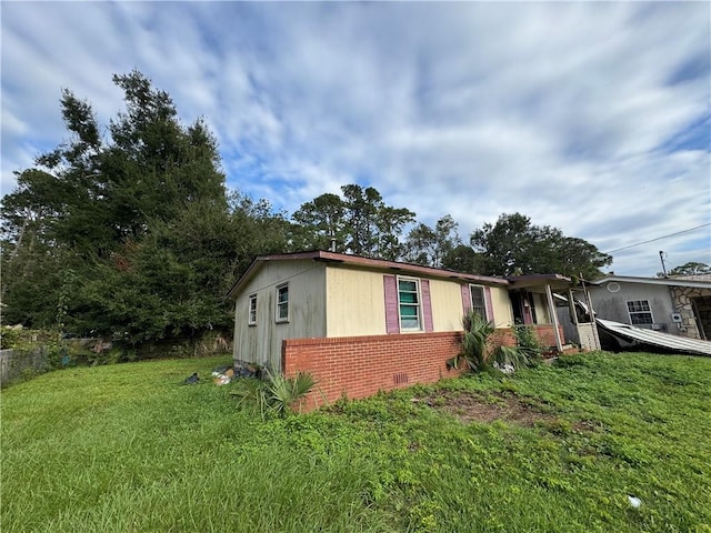 view of front of property featuring a front lawn