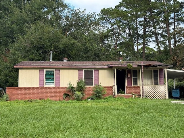 view of front of home featuring a carport and a front lawn