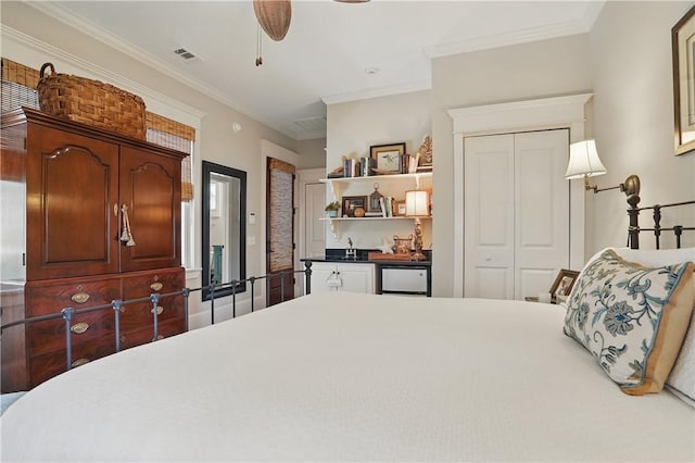 bedroom with a ceiling fan, crown molding, a closet, and visible vents