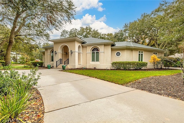 view of front of house featuring a front yard