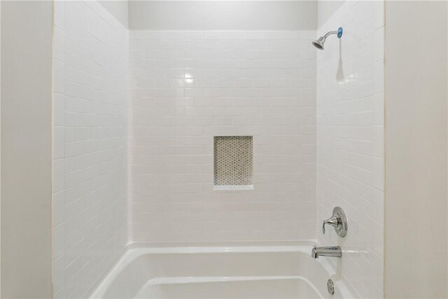 bathroom featuring tiled shower / bath combo