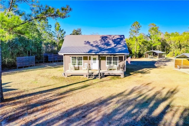 view of front facade featuring a carport and a front lawn