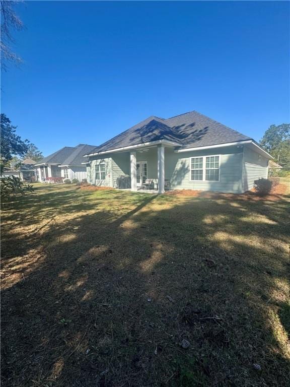 back of house featuring a lawn