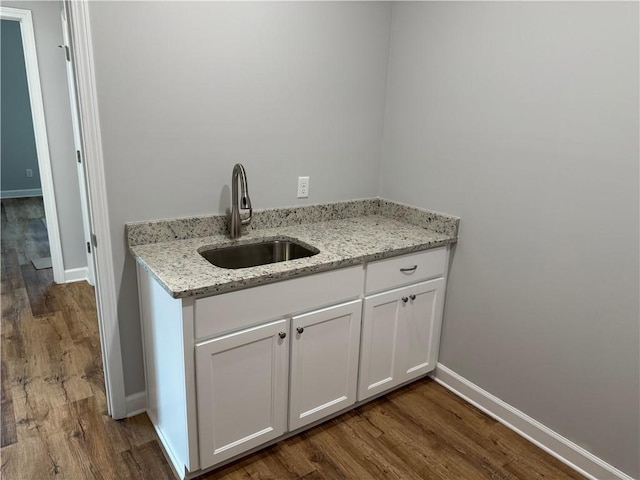 100 Haven Ct, Brunswick, GA 31523 - bar area featuring a sink, dark wood-type flooring, and baseboards