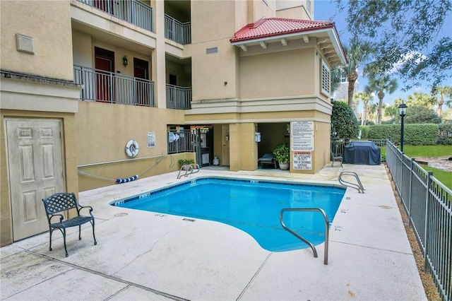 760 Ocean Blvd Unit 402, Saint Simons Island, GA 31522 - community pool with a patio area and grilling area