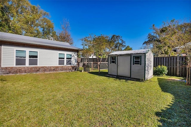 view of yard featuring a shed