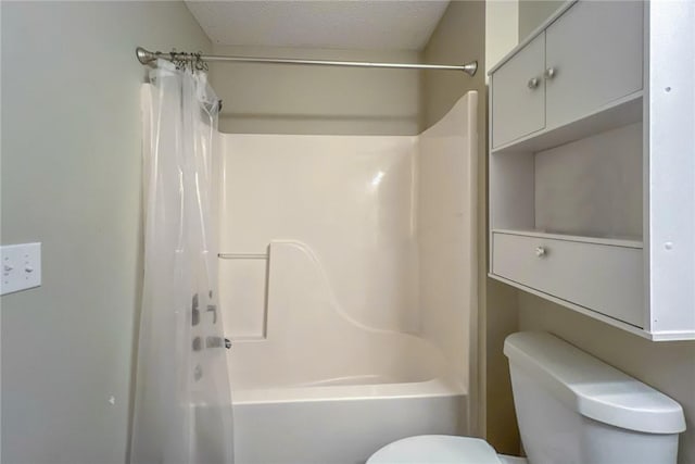 bathroom featuring a textured ceiling, shower / tub combo with curtain, and toilet