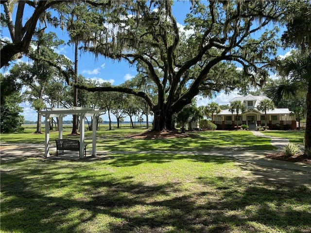 view of property's community featuring a lawn