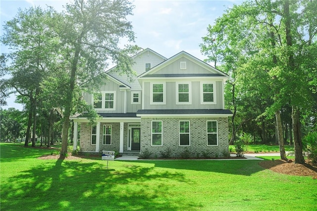 view of front facade featuring a front lawn