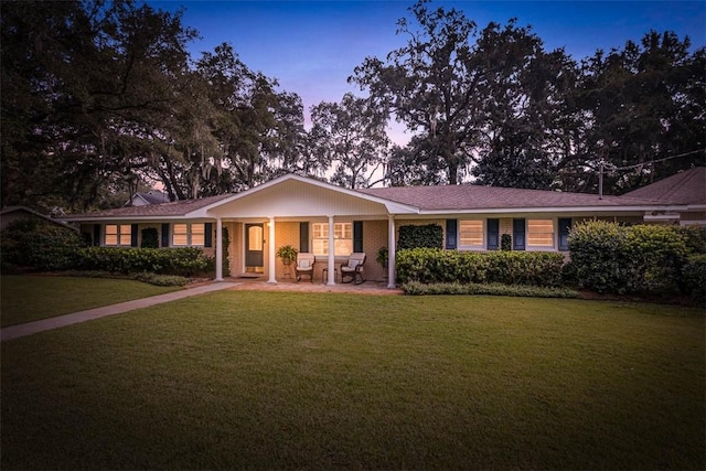 single story home featuring a lawn