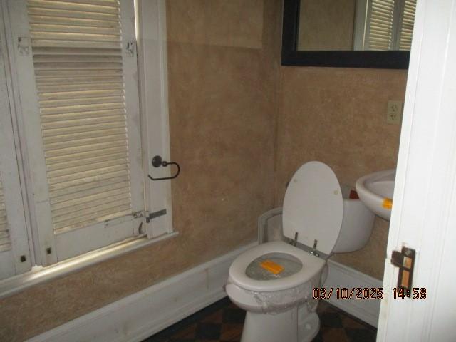bathroom featuring toilet